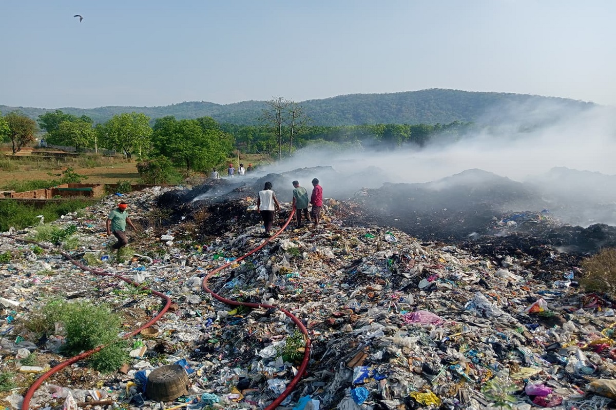 रामगढ़ के भगाड़ ट्रेंचिंग ग्राउंड में कचरे के ढेर में लगी आग, दमकल टीम ने पाया काबू