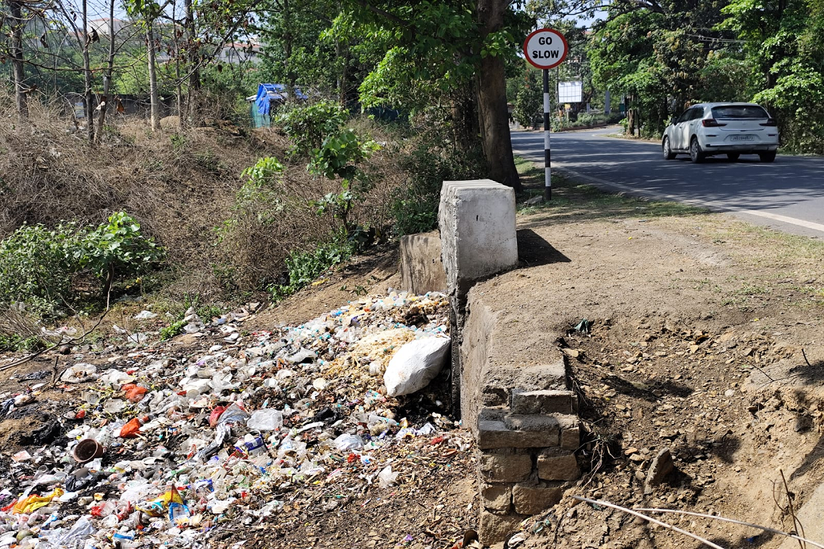 पतरातू में चरमराई सफाई व्यवस्था, सड़क के किनारे कूड़े का अंबार बना परेशानी का सबब