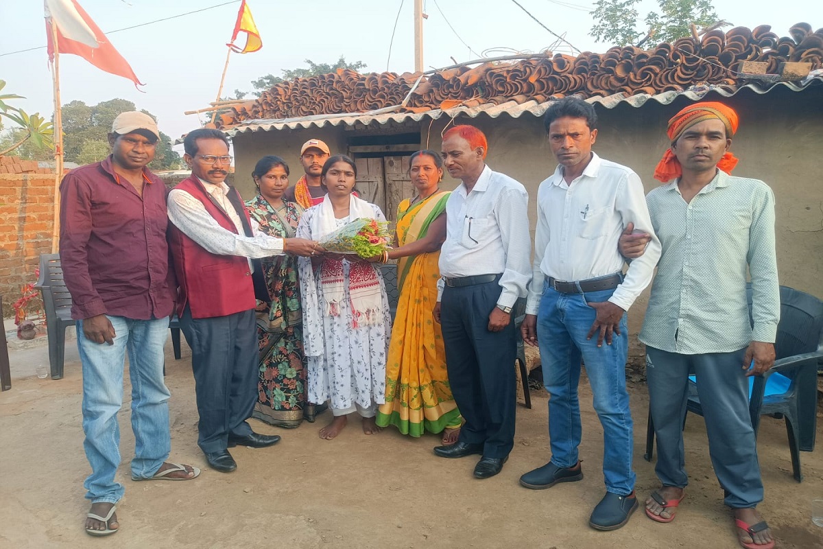 जैक इंटर आर्ट्स में थर्ड पोजिशन लाने वाली मजदूर की बेटी अंशु को मिला सम्मान