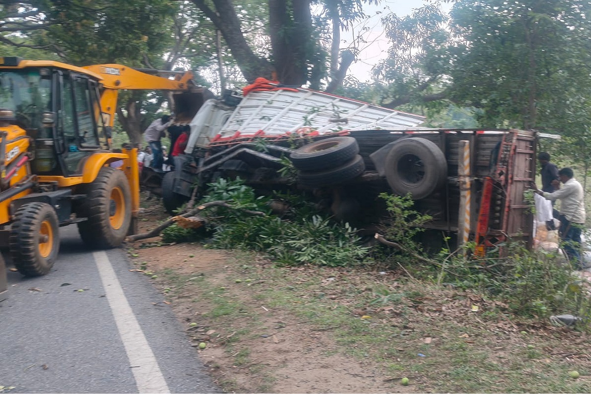 अनगड़ा के चमघाटी में धान लदा ट्रक पेड़ से टकराया, केबिन में फंसा चालक गंभीर