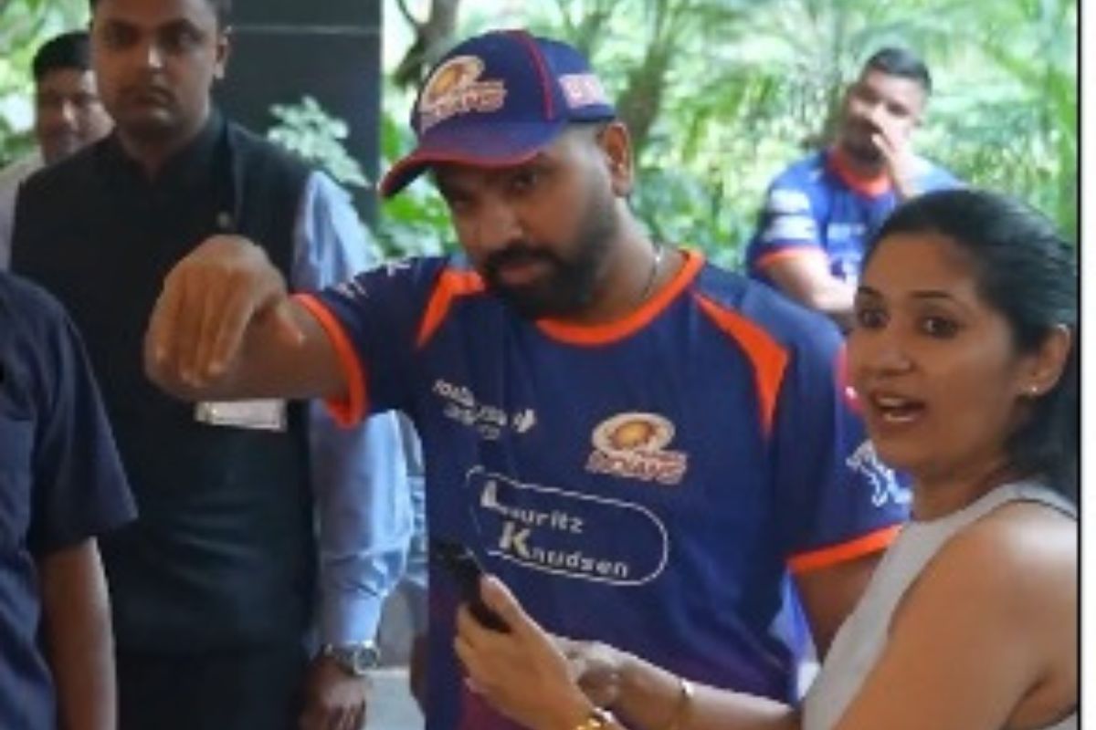 रोहित शर्मा की महिला फैन लेना चाहती थी सेल्फी, लेकिन फोन हुआ बंद; हिटमैन ने ऐसे रखा उसका दिल