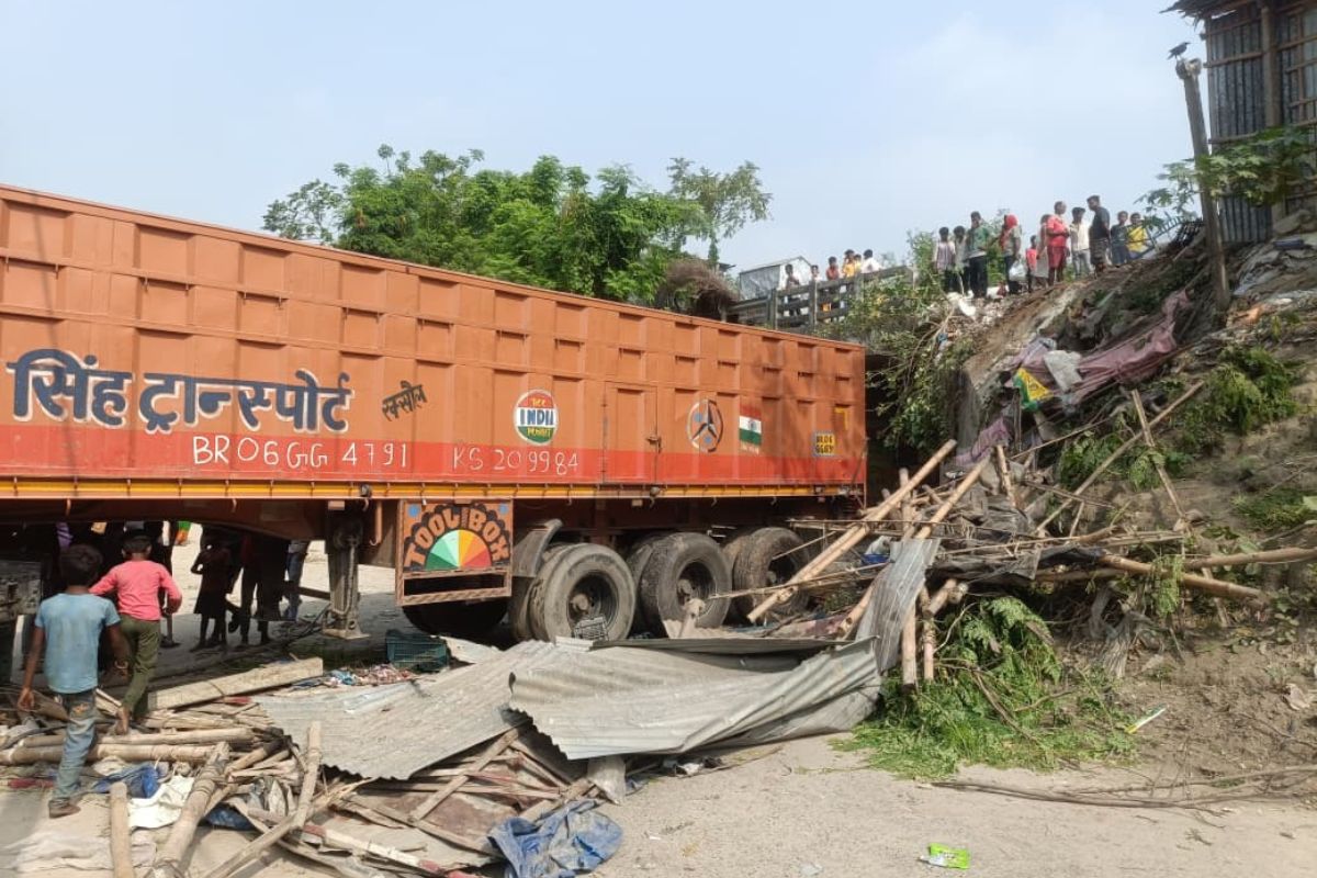 सहरसा में तेज रफ्तार ट्रक ने मचाई तबाही, कई दुकानें तोड़ पुल से नीचे गिरा वाहन
