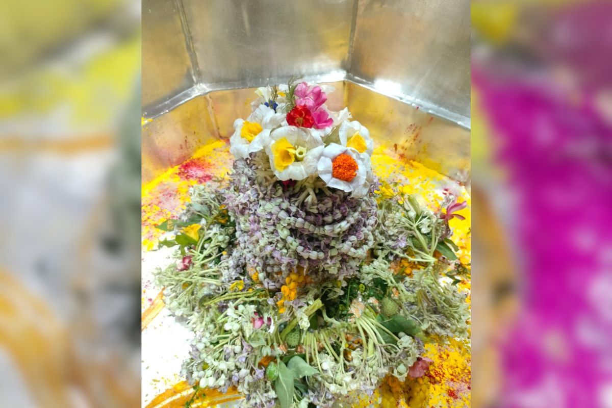 Aaj Ka Darshan: पुरोहितों के मंत्रोच्चार के बीच बाबा गरीबनाथ का जलाभिषेक, आज रात को होगी प्रधान महाआरती