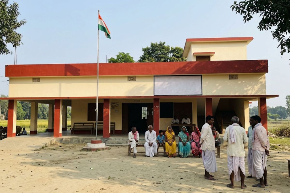 Bettiah News: मझौलिया में ट्रेन के समय से चलता है सरकारी महकमा, ’11 बजे लेट नहीं, 4 बजे भेंट नहीं’