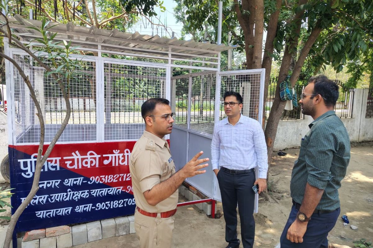 Motihari News: गांधी मैदान में बन रही स्थाई पुलिस चौकी का डीएम और एसपी ने किया निरीक्षण, दिए कड़े निर्देश