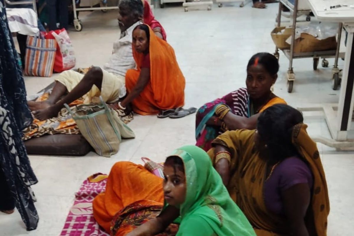 दरभंगा DMCH में सिस्टम फेल: बेड की कमी से फर्श पर इलाज को मजबूर हुए बेबस मरीज