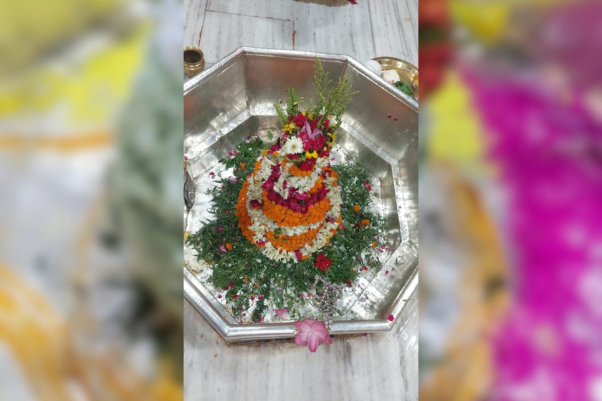 Aaj Ka Darshan: ‘हर-हर महादेव’ से गूंजा गरीबनाथ मंदिर, बाबा के जलाभिषेक के लिए उमड़ी श्रद्धालुओं की भारी भीड़