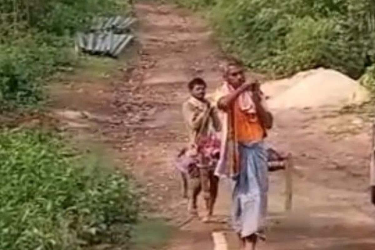 आजादी के दशकों बाद भी ‘खटिया’ ही एंबुलेंस: झारखंड के सरायकेला में सड़क के अभाव में बीमार को 2 KM ढोया