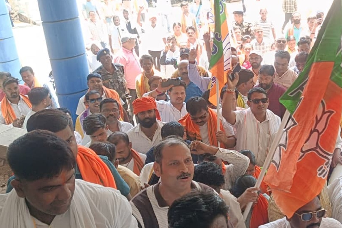 बिजली-पानी संकट पर सरायकेला में भाजपा का मटकाफोड़ प्रदर्शन, हेमंत सरकार पर किया हमला