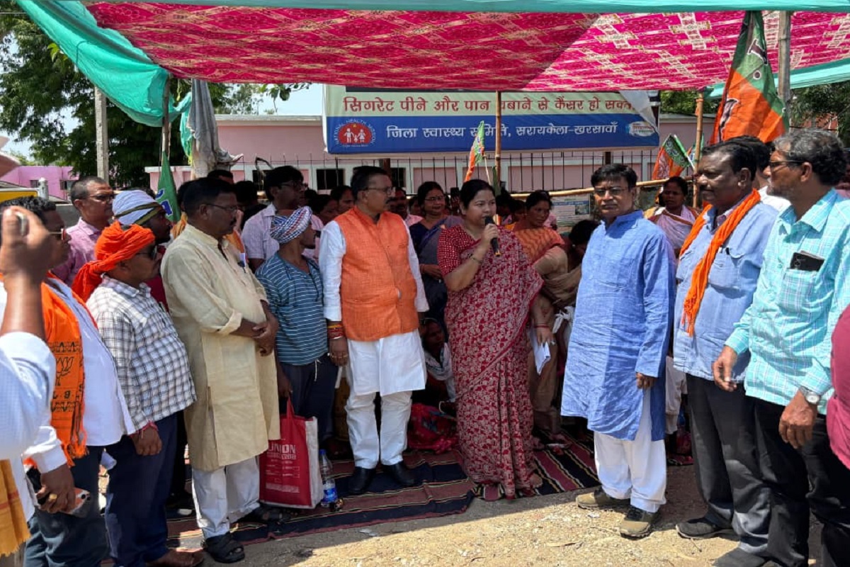 राजनगर अस्पताल में मां-बच्चे की मौत पर भाजपा का धरना-प्रदर्शन, मोबाइल की रोशनी में प्रसव की कोशिश