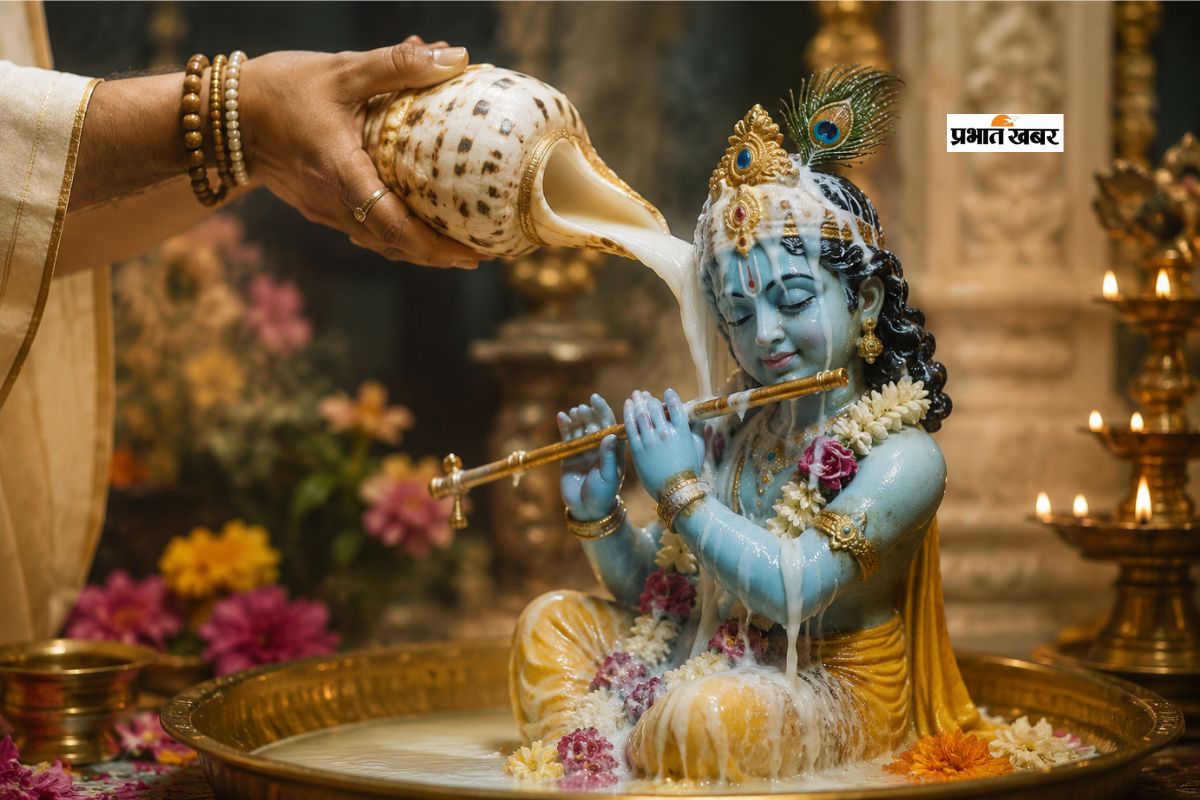 शंख में दूध भरकर श्रीकृष्ण का करें अभिषेक, बढ़ेगी सुख और समृद्धि