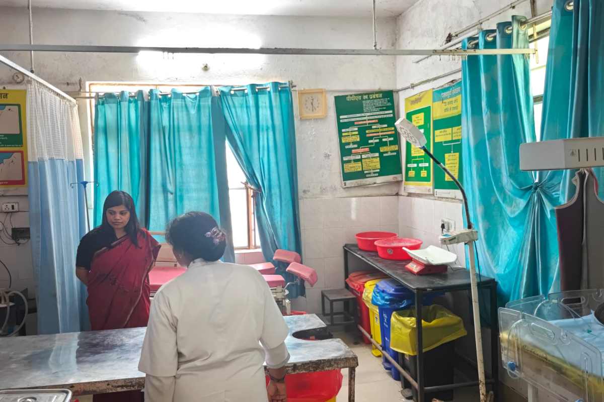 Sheohar News: शिवहर जिलाधिकारी प्रतिभा रानी ने पिपराही स्थित प्राथमिक स्वास्थ्य केंद्र का किया औचक निरीक्षण