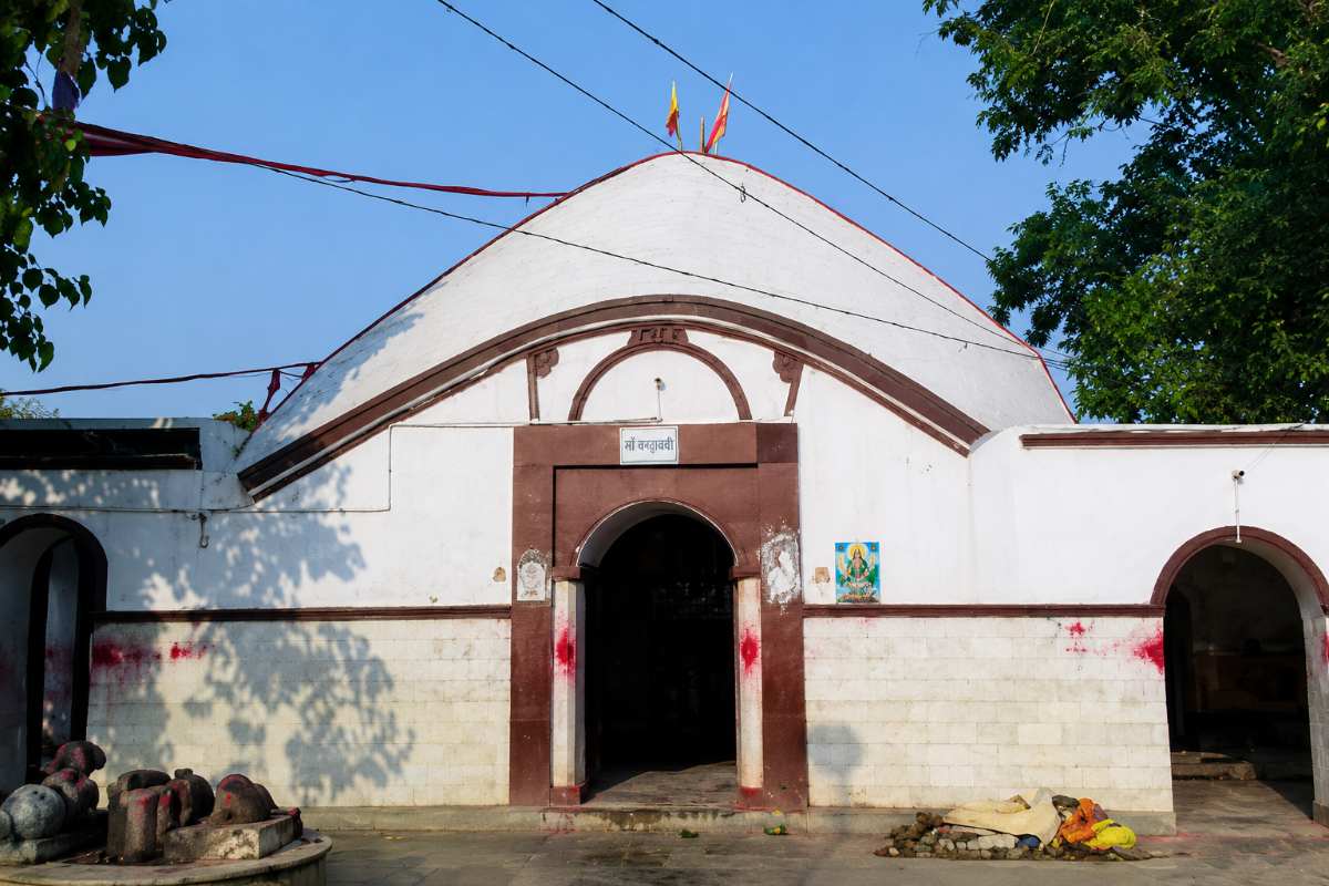 Sheohar: भूवनेश्वर नाथ मंदिर में खुदाई के दौरान मिली थीं दुर्लभ मूर्तियां, श्रद्धालुओं की आस्था का केंद्र