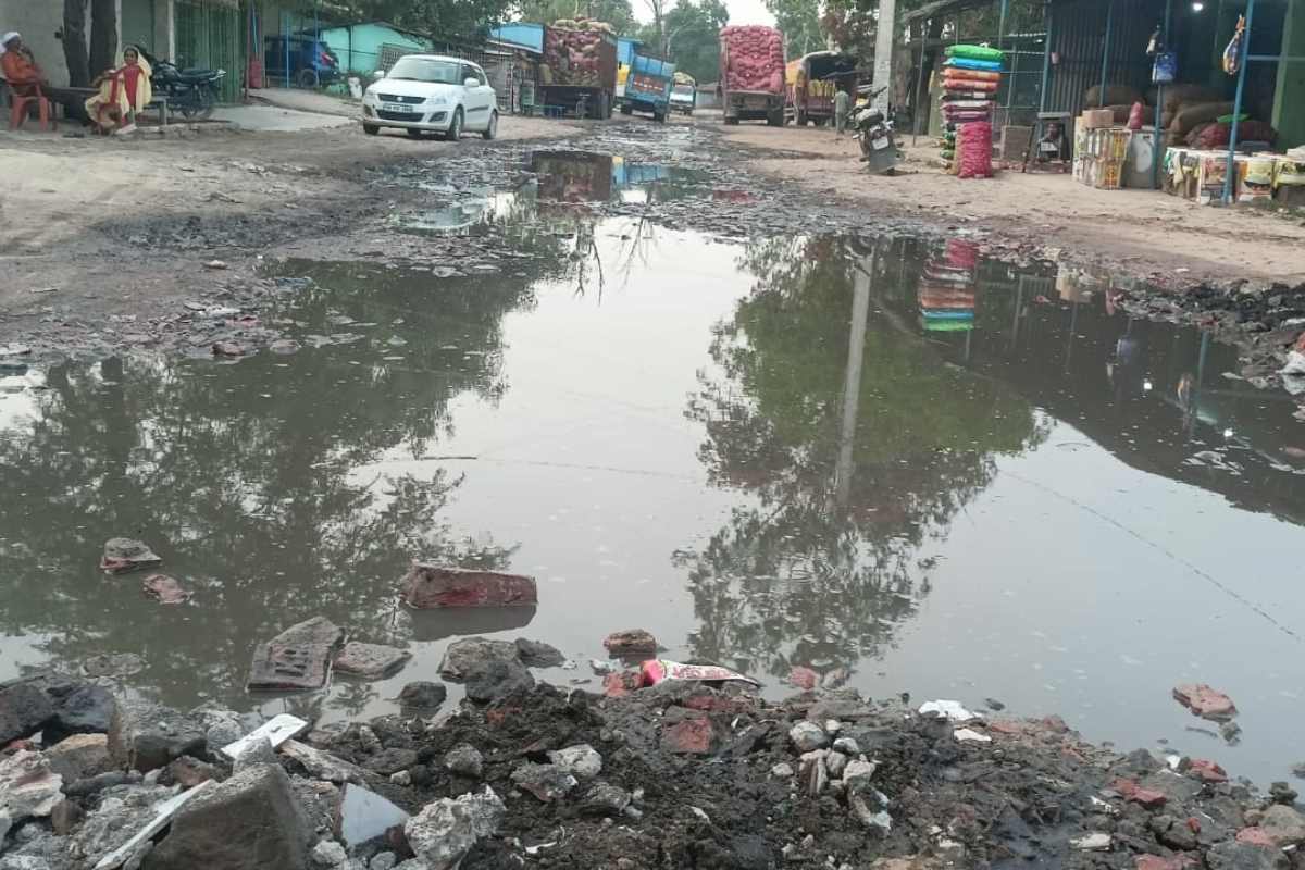 सीतामढ़ी: पुपरी में मुख्य सड़क से बाजार समिति मार्ग बदहाल, जलजमाव और गड्ढों से व्यापारी परेशान