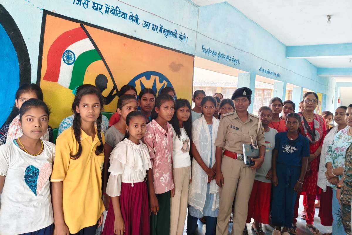 Sitamarhi: पुलिस की खास पहल, कस्तूरबा विद्यालय की छात्राओं को बताए साइबर सुरक्षा के उपाय