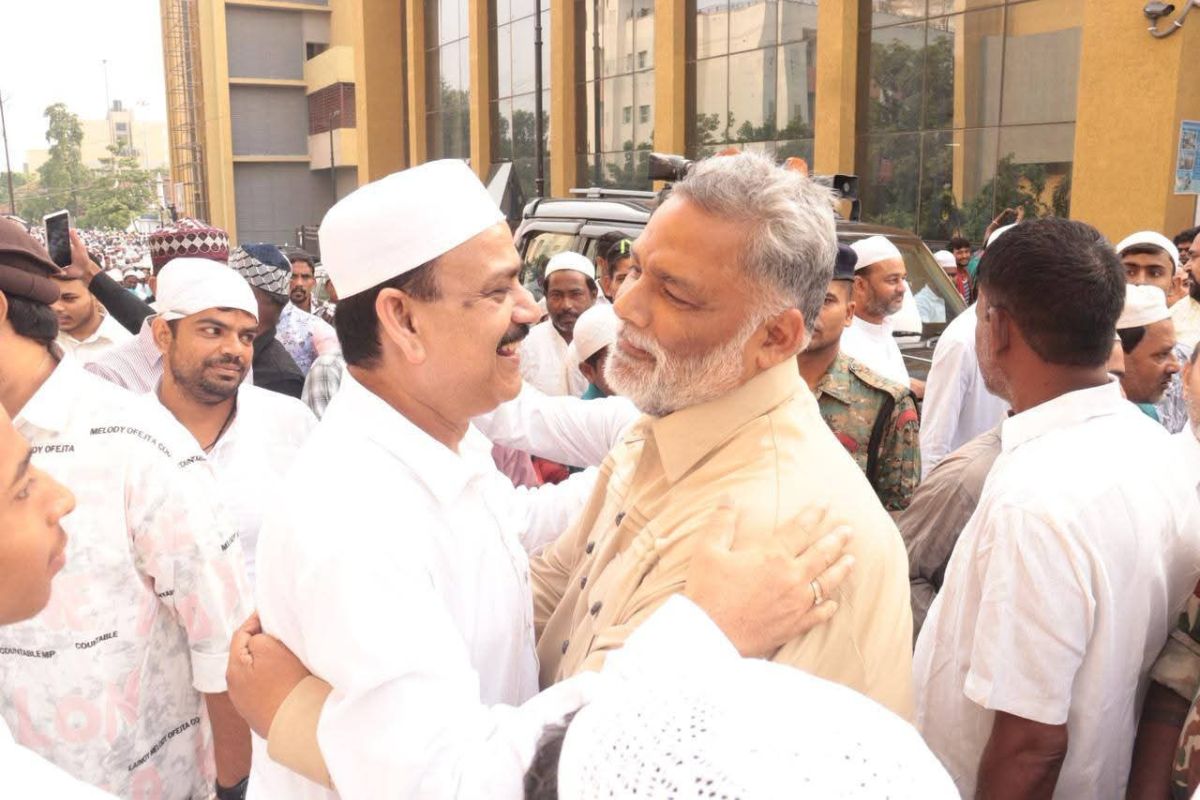 बकरीद पर गले मिलकर सांसद पप्पू यादव ने दी मुबारकबाद, जीएमसीएच ईदगाह और बड़ी मस्जिद पहुंच मांगी देश के लिए अमन-चैन की दुआ