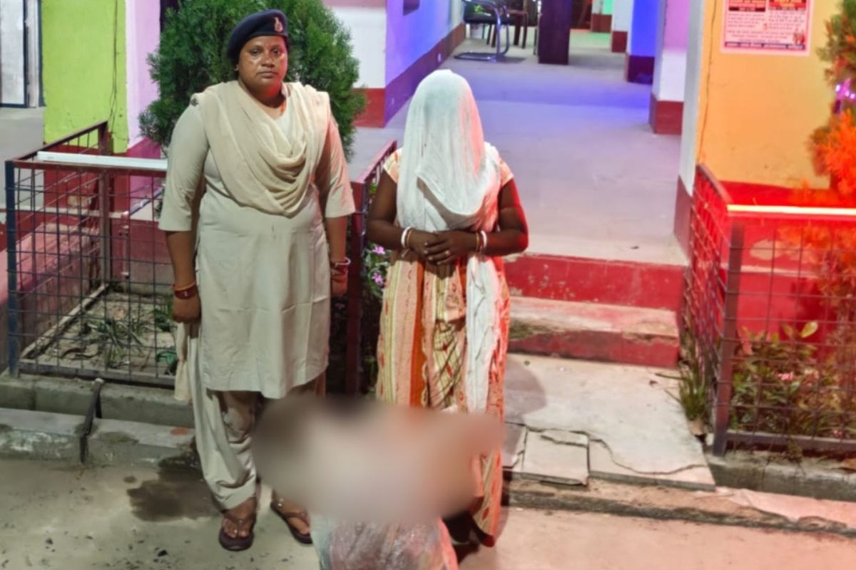 कटिहार में शराब माफियाओं के खिलाफ एक्शन: आजमनगर पुलिस ने श्रीकोल में छापेमारी कर 30 लीटर देसी शराब के साथ महिला तस्कर को दबोचा