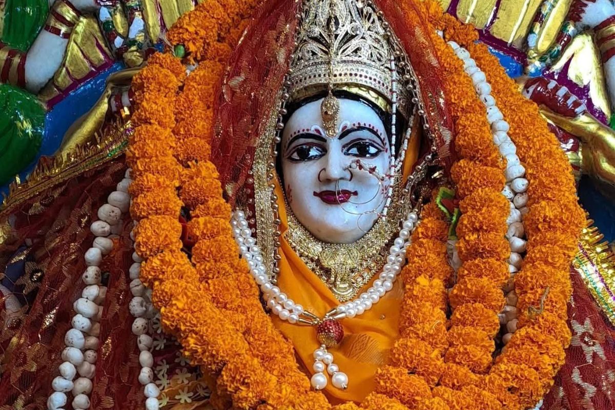 कटिहार के प्रसिद्ध सार्वजनिक दुर्गा मंदिर में उमड़ेगा आस्था का सैलाब: संगमरमर की प्रतिमा के दर्शन को जुटेंगे श्रद्धालु, जानें महाआरती का पूरा समय