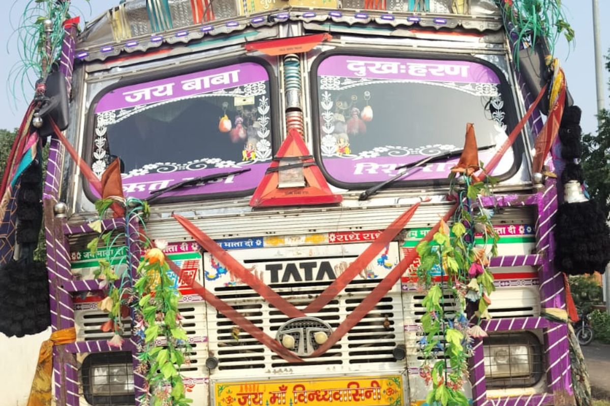 ट्रक की चपेट में आने से दो लोग हुए घायल
