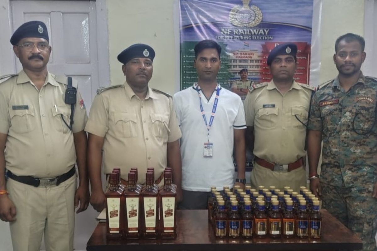 बारसोई रेलवे स्टेशन पर RPF और उत्पाद विभाग की बड़ी सर्जिकल स्ट्राइक: प्लेटफॉर्म पर लिफ्ट के पास लावारिस बैगों से भारी मात्रा में विदेशी शराब बरामद