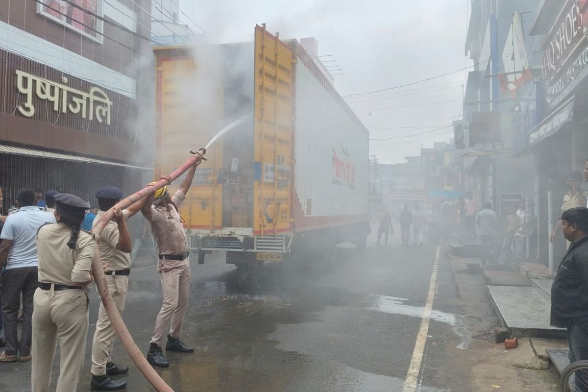 किशनगंज में फ्लिपकार्ट का सामान ले जा रहे कंटेनर ट्रक में लगी भीषण आग, मची अफरा-तफरी, दमकल कर्मी आग बुझाने में जुटे