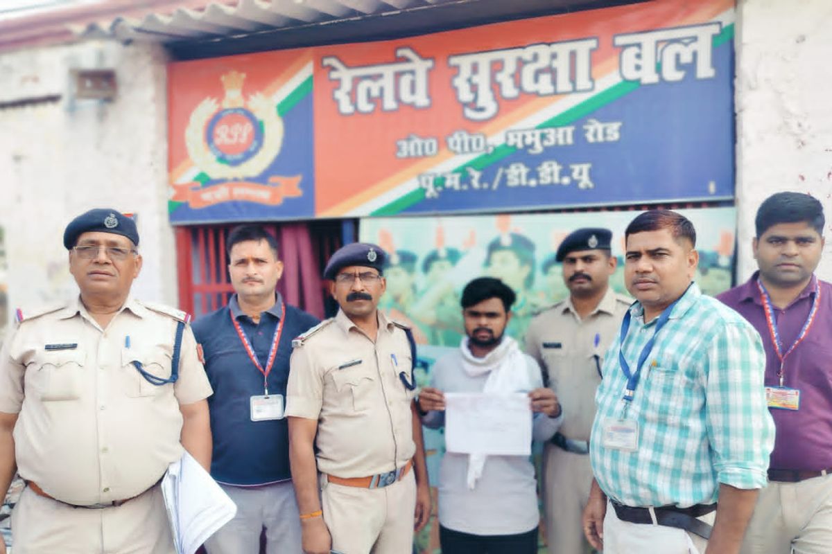 भभुआ में सीबीआई और आरपीएफ की छापेमारी, अवैध रेलवे टिकट के साथ आरोपित गिरफ्तार