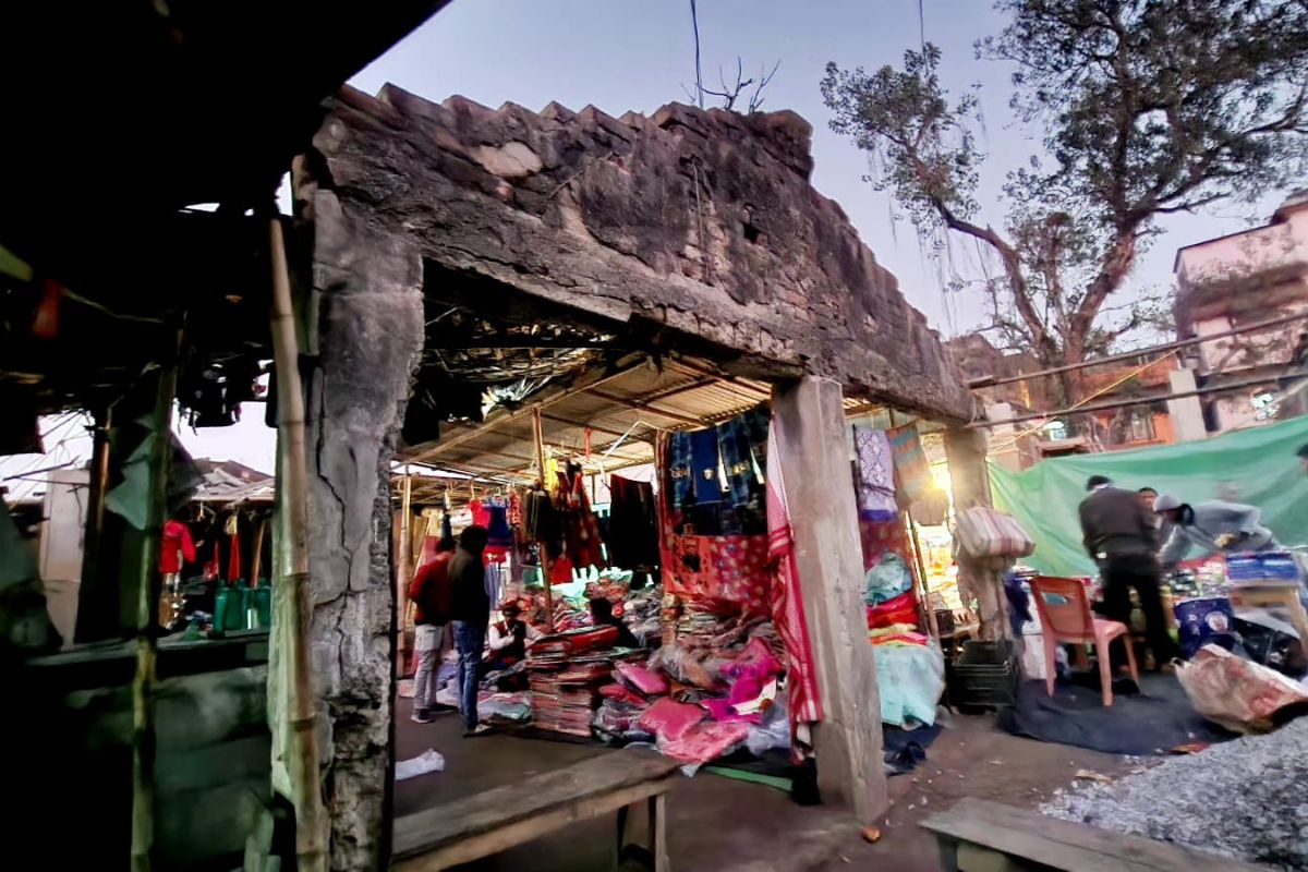पौआखाली गुदरी बाजार का 30 साल पुराना मार्केटिंग शेड बेहद जर्जर, जान जोखिम में डालकर दुकानदारी करने को मजबूर फुटकर व्यवसाई