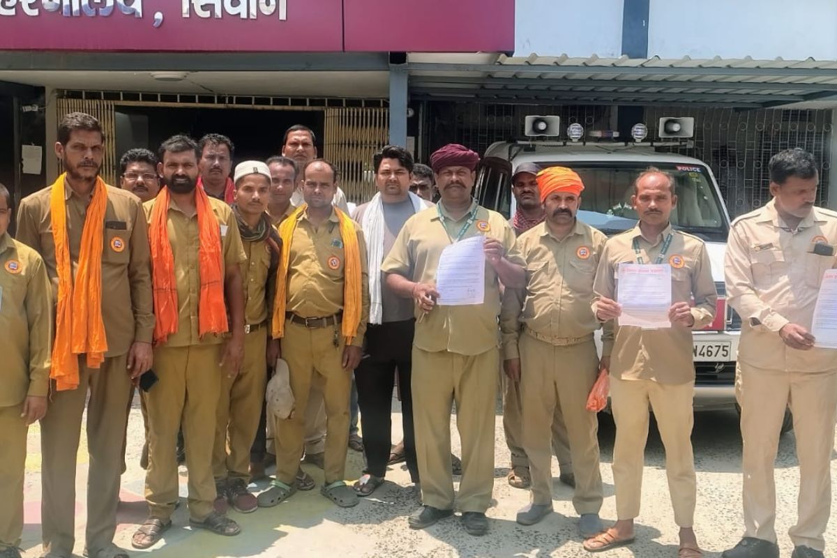 अवैध वसूली पर फूटा ड्राइवरों का गुस्सा, समाहरणालय पहुंचकर सौंपा पत्रक