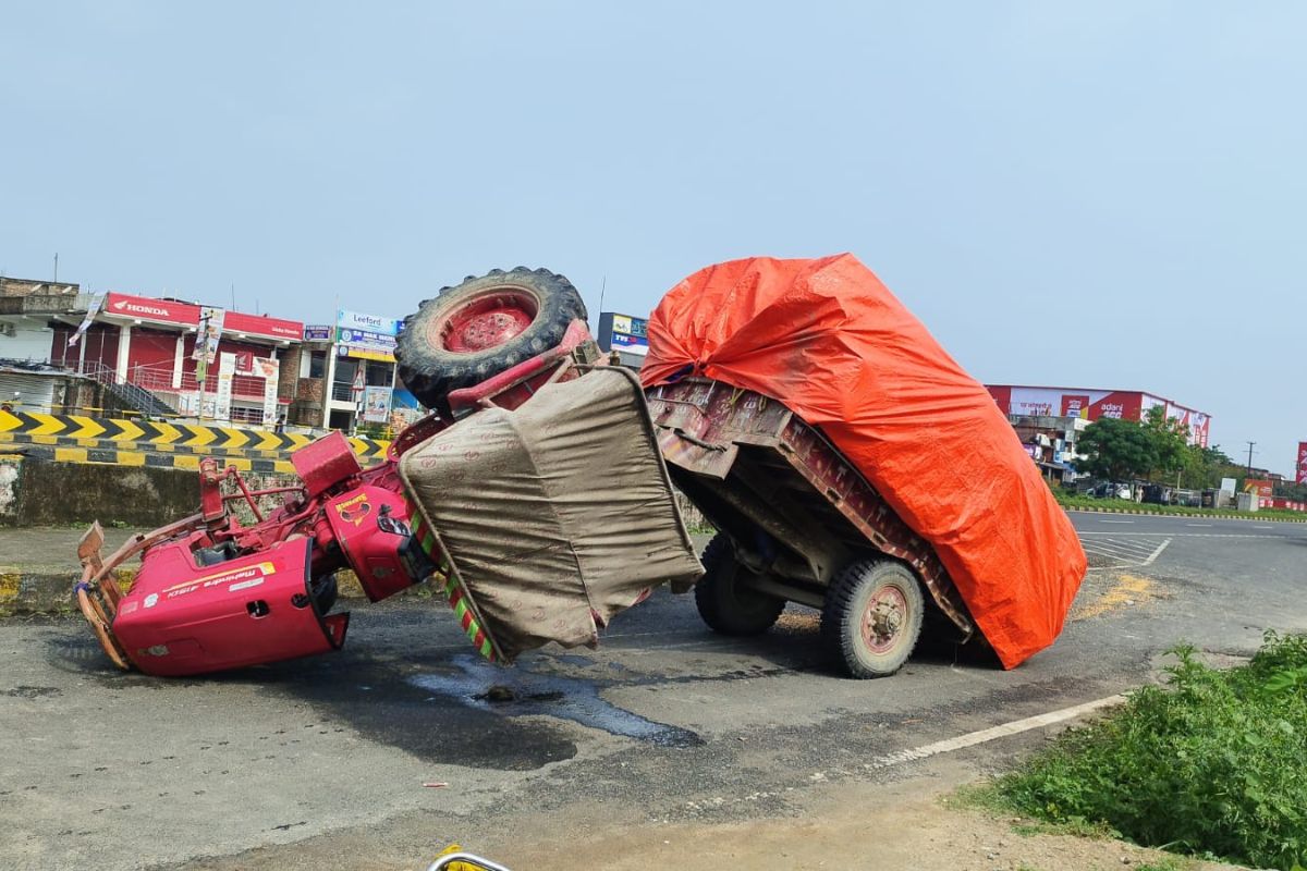 जलालगढ़ में NH-27 पर मक्का लदा ट्रैक्टर पलटा: फ्लाईओवर का पूर्वी सर्विस लेन पूरी तरह ब्लॉक, घंटों रेंगता रहा ट्रैफिक, चालक बाल-बाल बचा