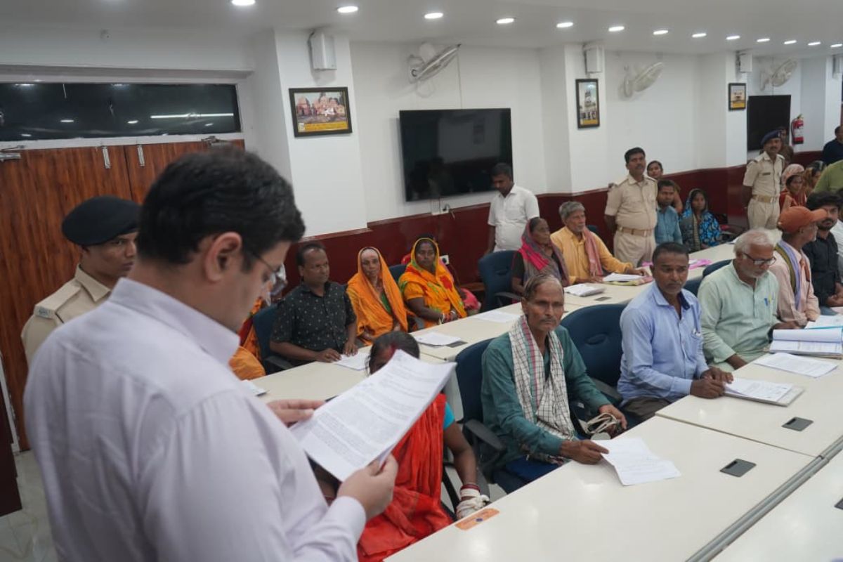 जिलाधिकारी विनोद दूहन के जनता दरबार में पहुंचे 64 फरियादी, जमीन कब्जा से लेकर बहाली में धांधली तक की मिलीं शिकायतें