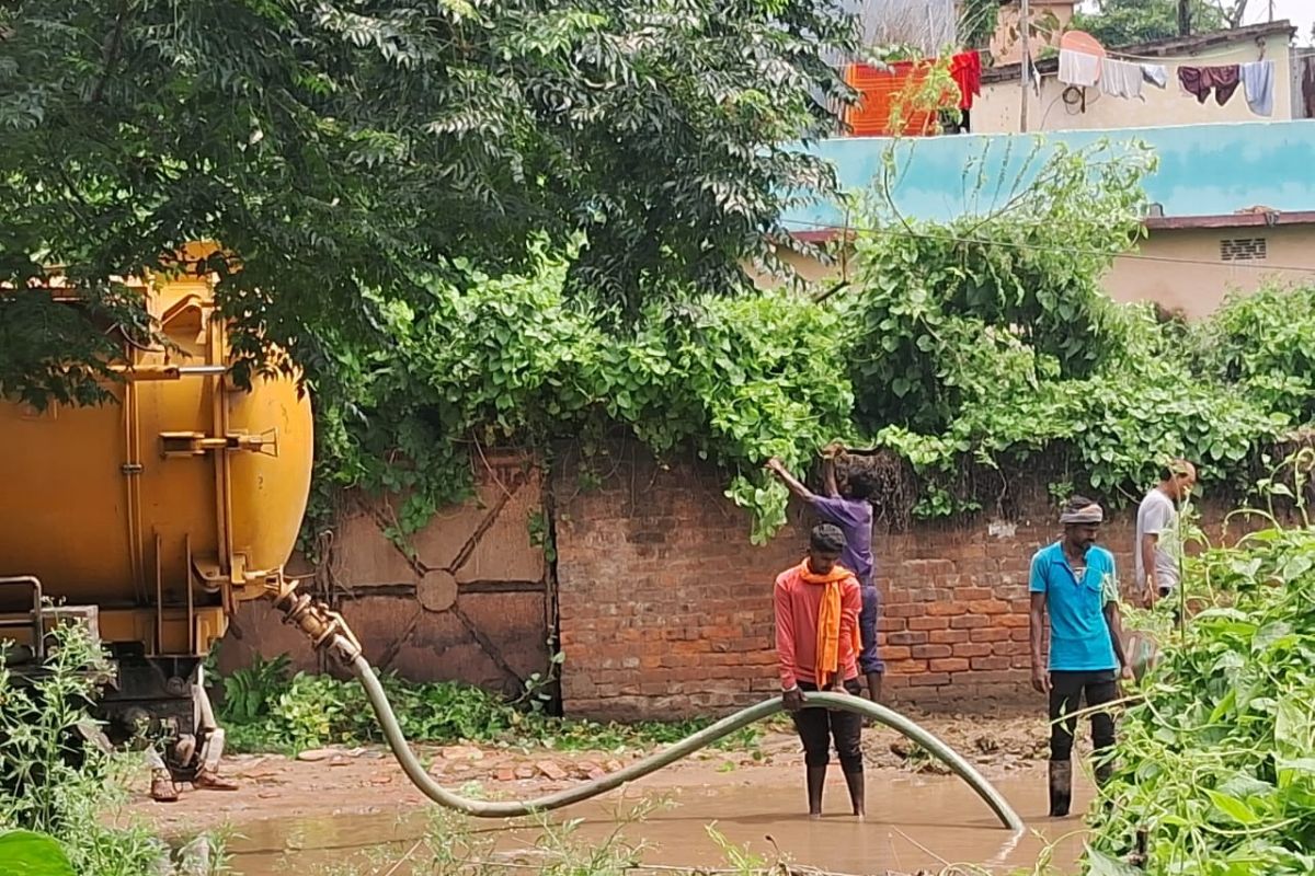 कटिहार में नगर निगम के दावों की खुली पोल: झमाझम बारिश के बाद सड़कों पर जलजमाव, वार्ड 2 में आक्रोशित लोगों ने किया था पार्षद का घेराव