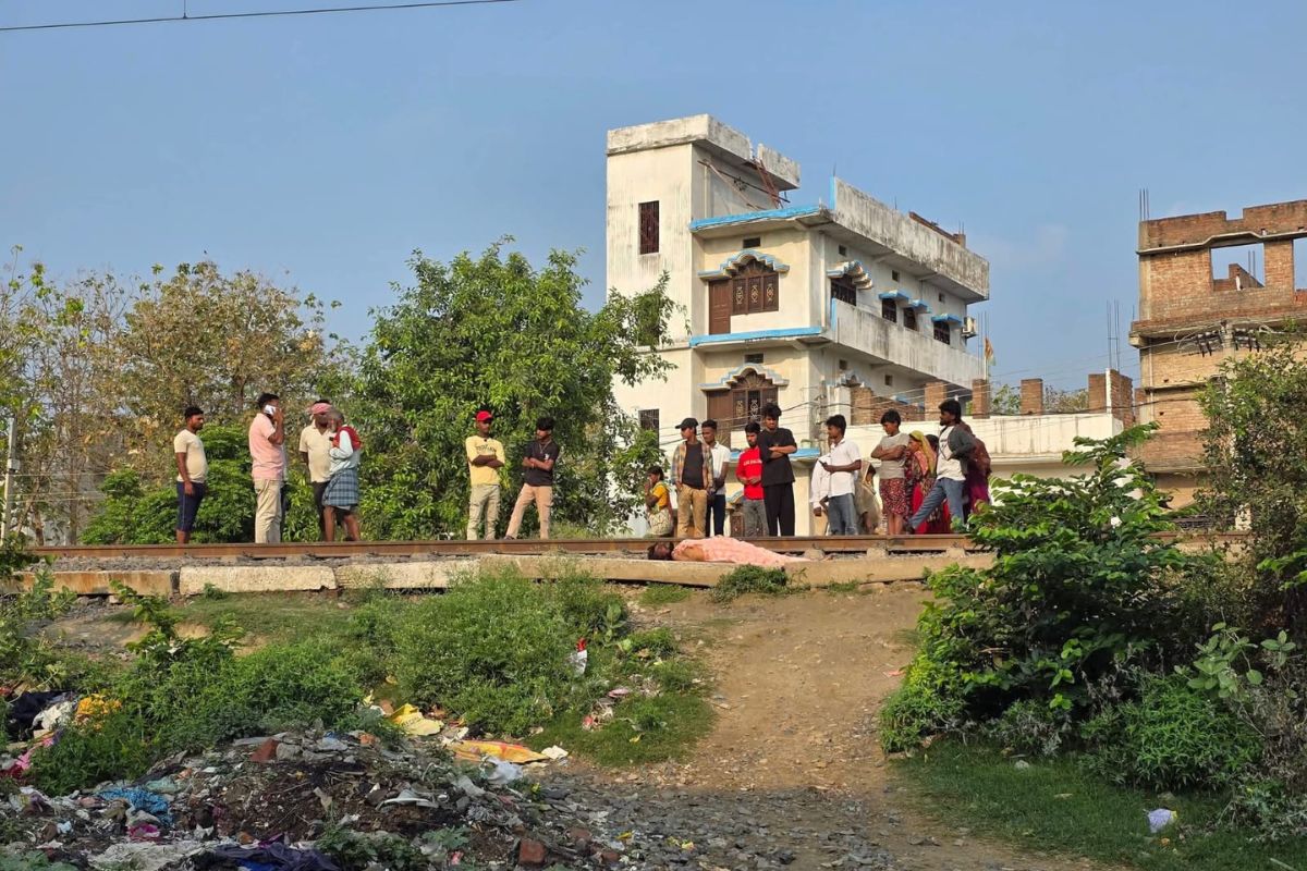 सीवान में रेलवे ट्रैक पर नग्न शव मिलने से सनसनी, हत्या कर फेंके जाने की आशंका