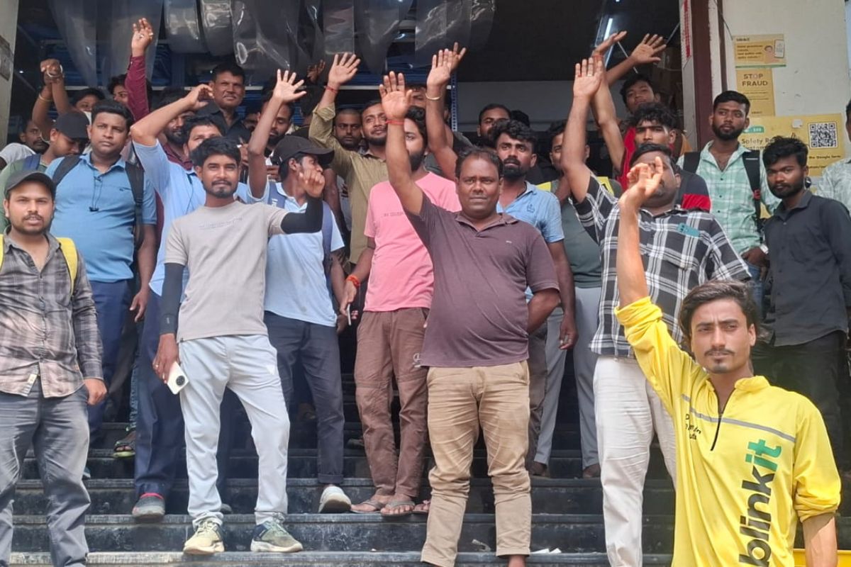पूर्णिया में ब्लिंकिट डिलीवरी बॉयज का ‘हल्ला बोल’: पेट्रोल के दाम बढ़ने के बीच कंपनी ने घटाया मेहनताना, अनिश्चितकालीन हड़ताल से क्विक-सर्विस पूरी तरह ठप