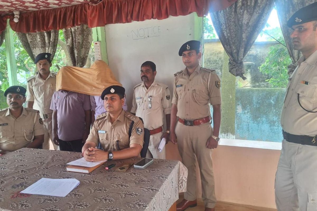 अररिया में फर्जी आधार कार्ड रैकेट का भंडाफोड़: कुर्साकांटा में घर से चल रहा था अवैध केंद्र, लैपटॉप व आई-स्कैनर के साथ दो गिरफ्तार