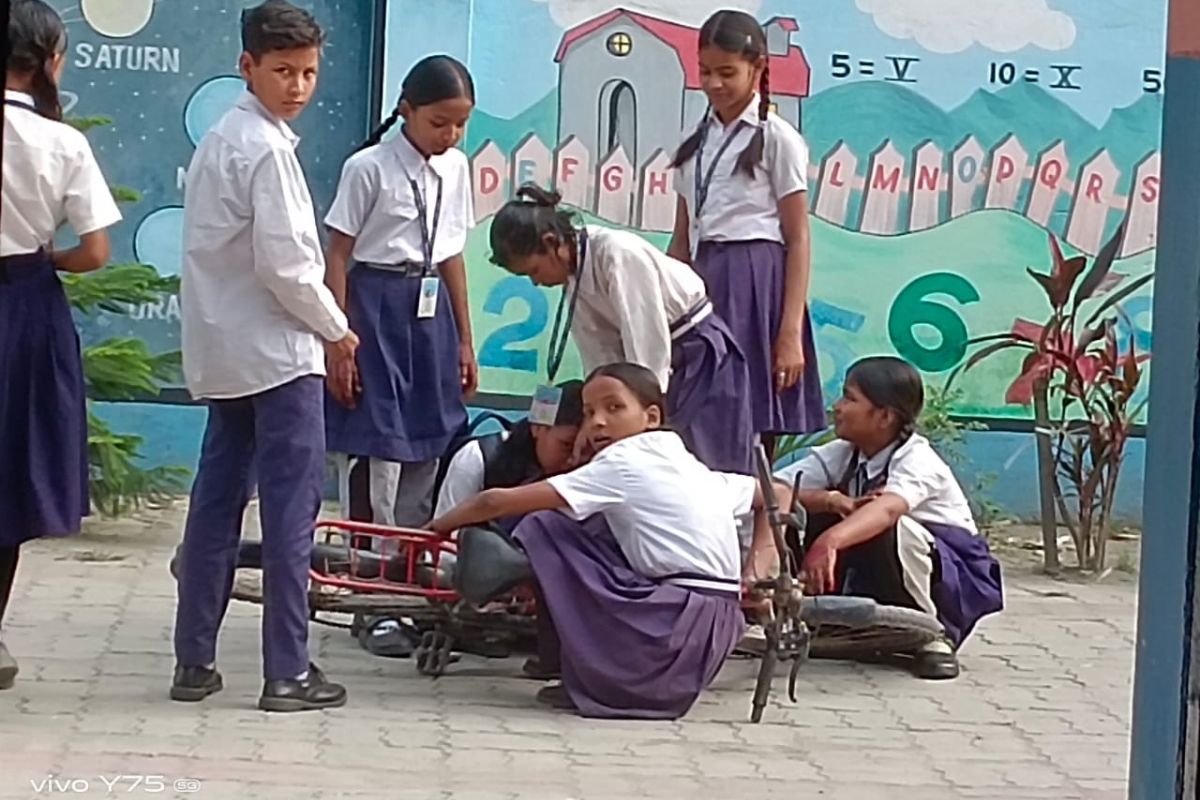 ग्रीस से सने हाथ, बुलंद हौसले; ठाकुरगंज की बेटियां खुद मैकेनिक बन सुधार रहीं अपनी साइकिल, आत्मनिर्भरता की अनूठी मिसाल