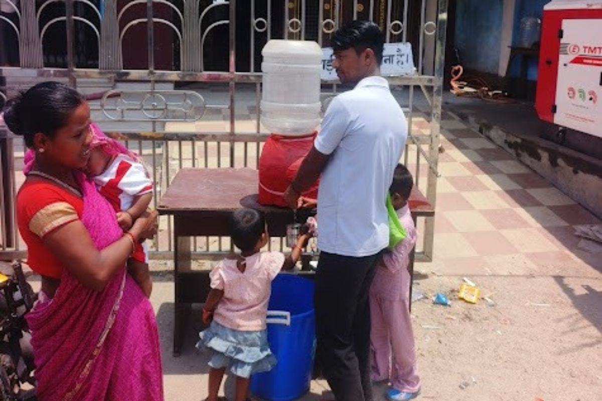 भीषण गर्मी में मसीहा बना एसबीआई के बाहर लगा प्याऊ; टोटो चालकों से लेकर राहगीरों तक को मिल रहा ठंडा पानी, लोगों ने की सराहना