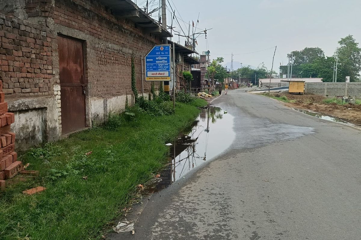 Sasaram News : सड़क पर जलजमाव से बढ़ी परेशानी, हादसे की आशंका से लोग चिंतित