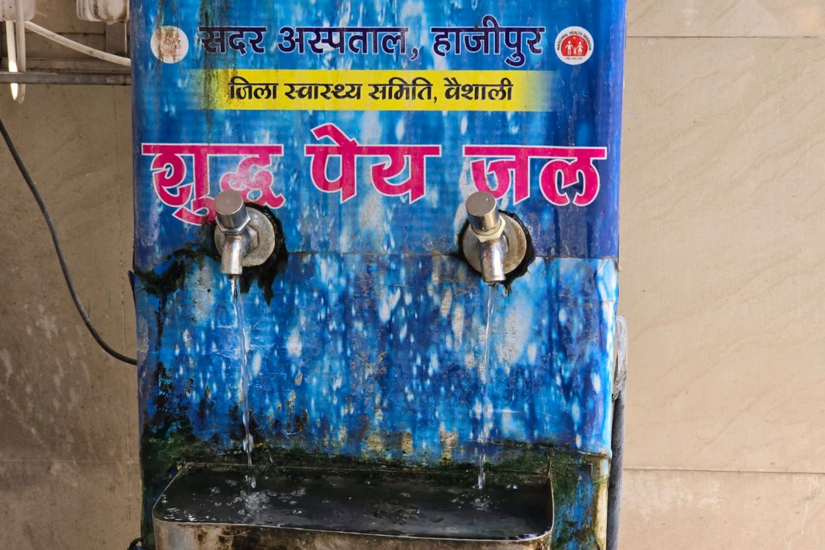 हाजीपुर में सदर अस्पताल की व्यवस्था पर सवाल, 42 डिग्री तापमान में पानी की बर्बादी, मरीज परेशान