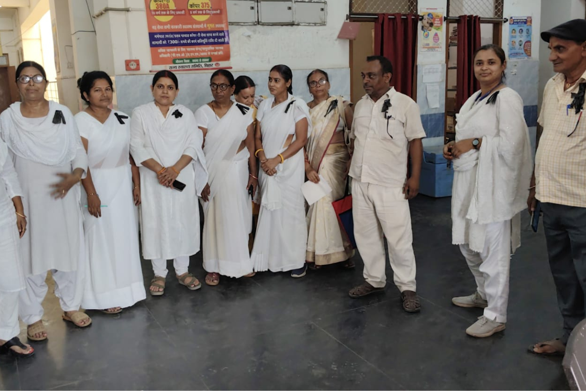 नालंदा में स्वास्थ्य कर्मियों का फूटा गुस्सा, काला बिल्ला लगाकर किया काम, 1 जून को पटना में बड़ा प्रदर्शन