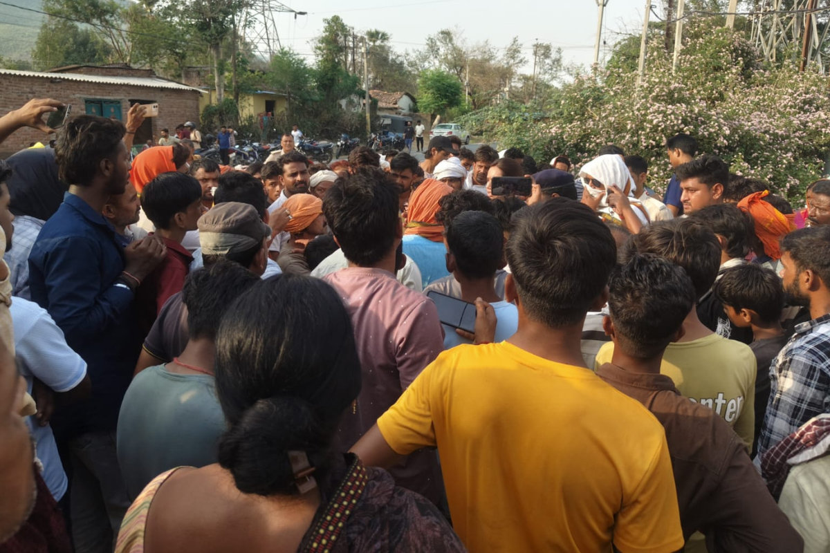 रोहतास में आक्रोश: खेत में चारा लेने गए युवक की करंट लगने से मौत, ग्रामीणों ने 3 पावर ग्रिड कराए बंद, घंटों हंगामा
