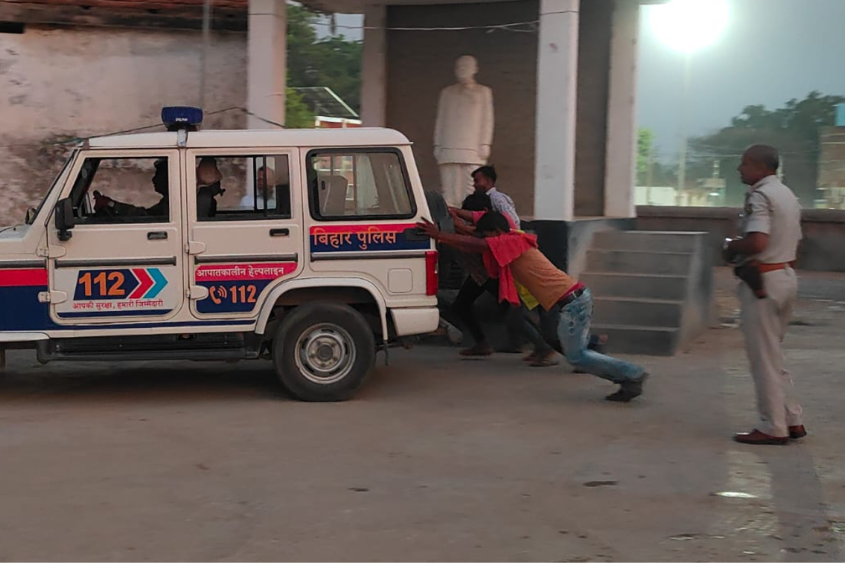 खुद बीमार हुई इमरजेंसी सेवा की गाड़ी! चेनारी में धक्का मारकर स्टार्ट हो रही डायल 112