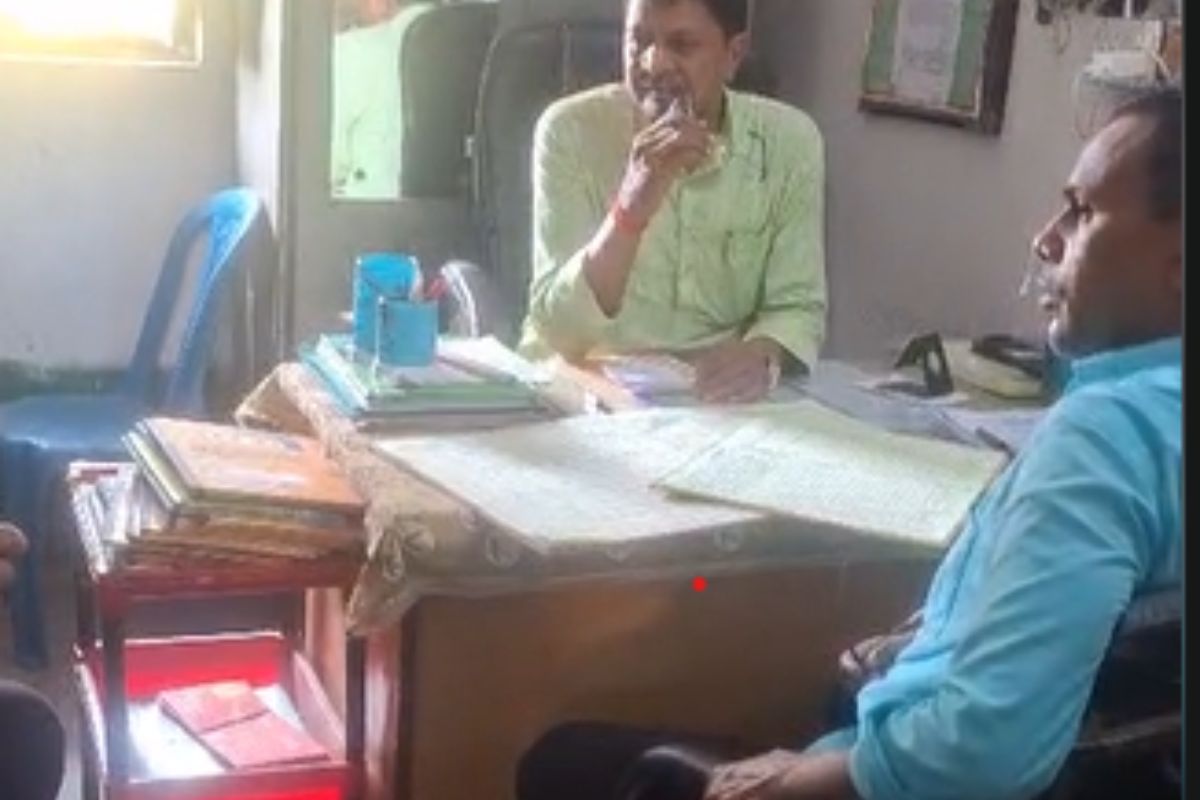 बेगूसराय में स्कूली बच्चों से अवैध वसूली, प्रधानाचार्य ने कहा – बेंच-पंखा तोड़ने वाले छात्रों से लेते हैं रूपए
