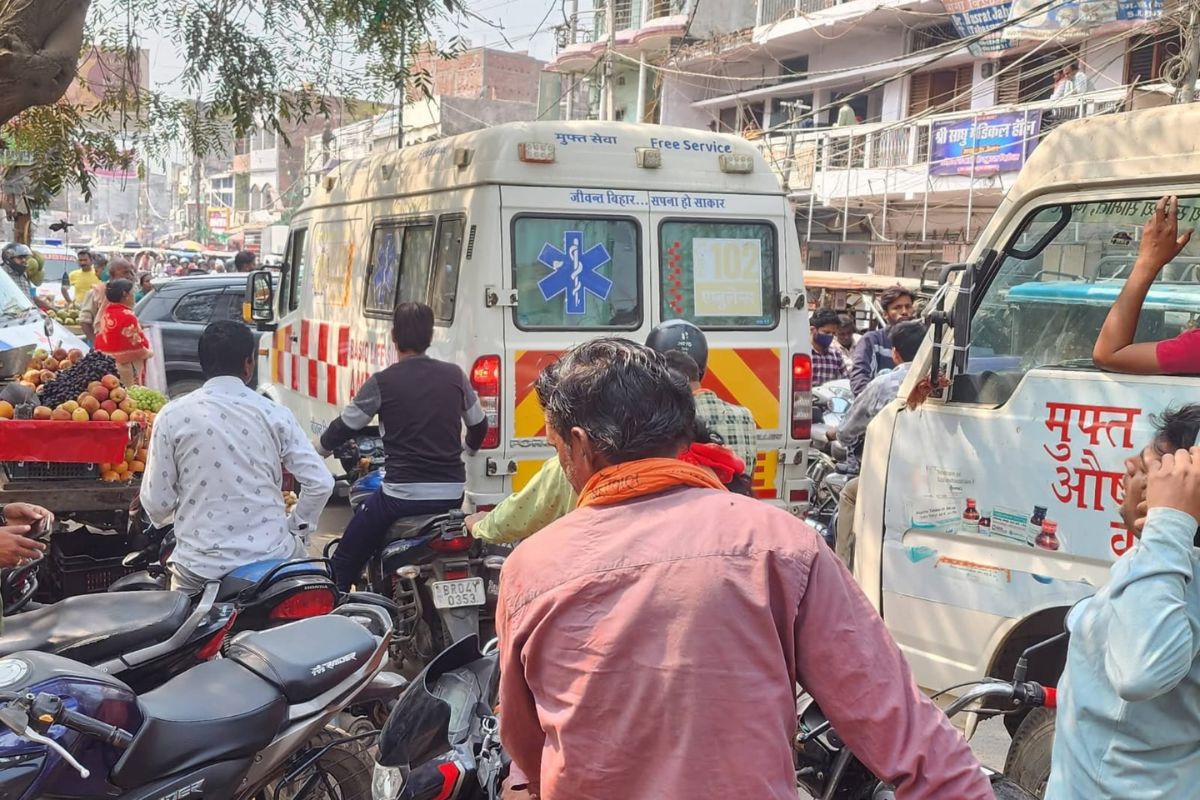 Siwan News : फुटपाथ से सड़क तक कब्जा, शहर में आम लोगों का चलना हुआ मुश्किल