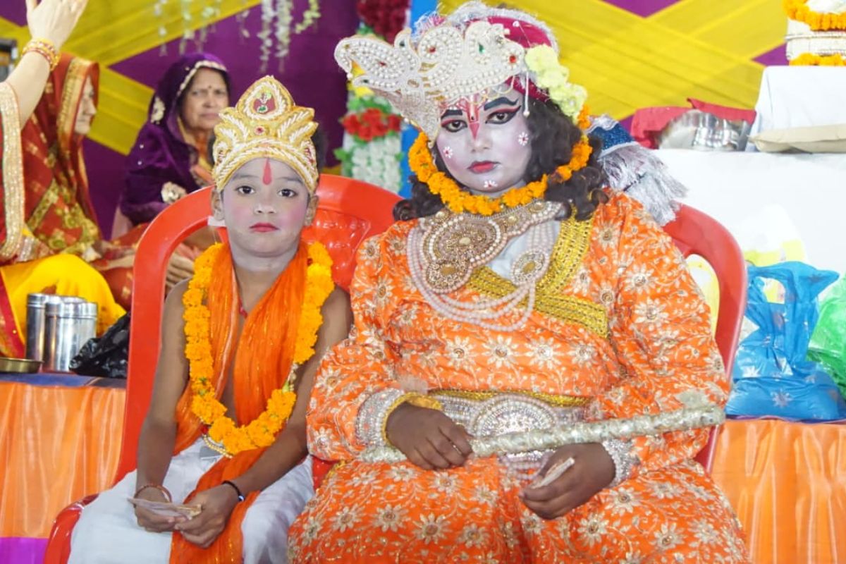 Siwan News : श्रीमद्भागवत कथा में श्रीकृष्ण की बाल लीलाओं का वर्णन सुन भावविभोर हुए श्रद्धालु