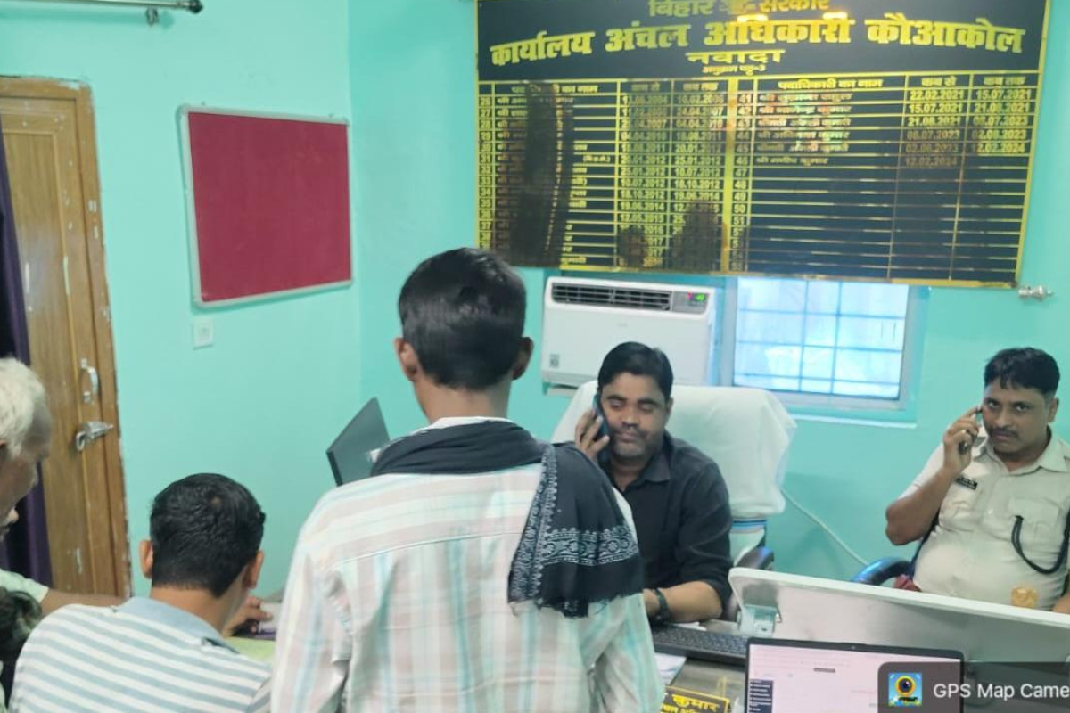 नवादा के कौआकोल अंचल कार्यालय में लगा जनता दरबार, CO ने सुनीं शिकायतें, 5 में से 4 मामलों का मौके पर ही हुआ निष्पादन