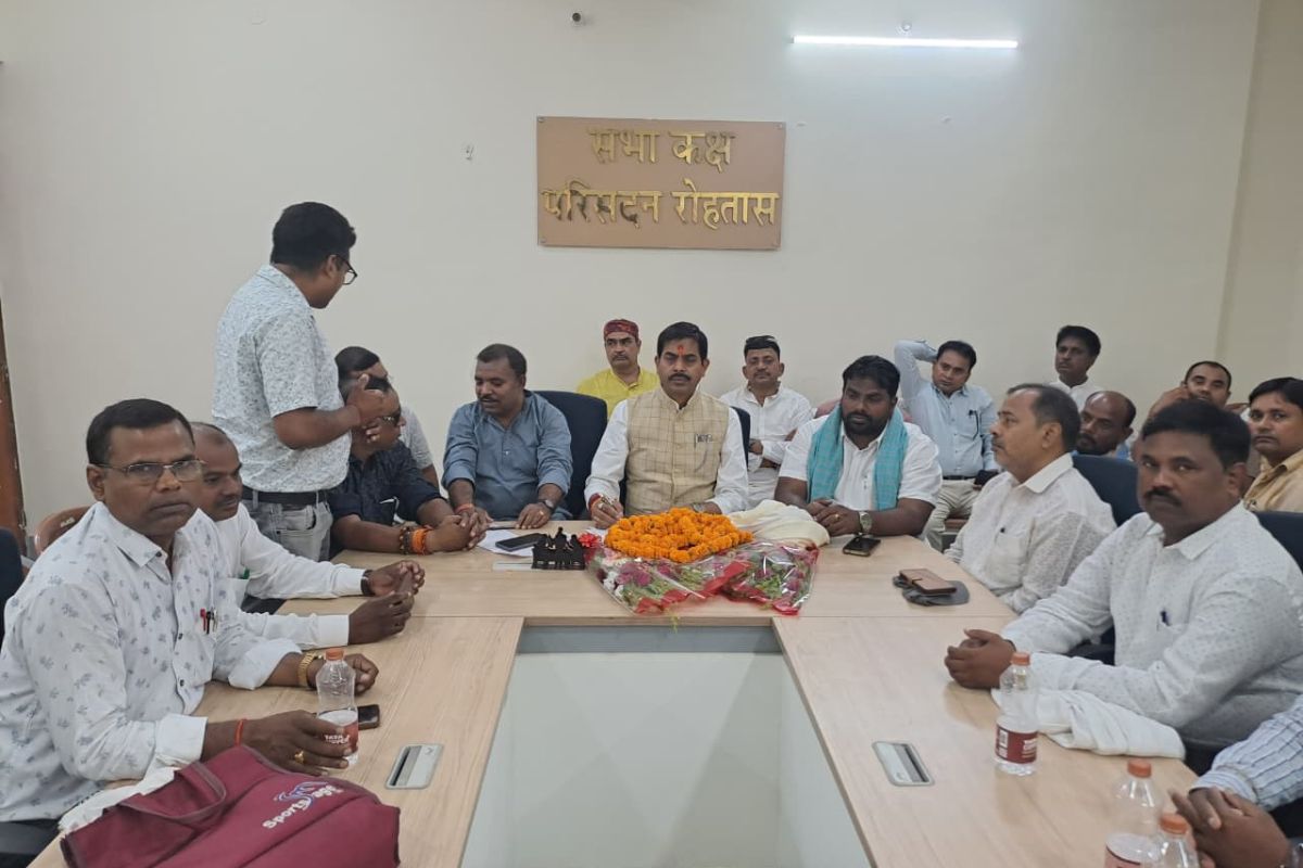 सासाराम में शिक्षकों ने एमएलसी के सामने खोला मोर्चा, स्कूलों की बदहाली पर उठाए सवाल