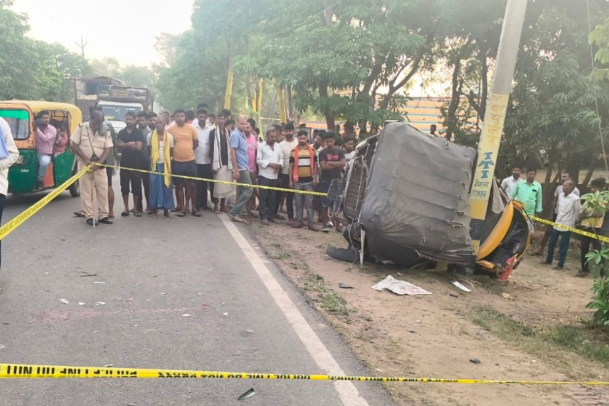 रोहतास में रफ्तार का कहर: तेज रफ्तार पिकअप ने खड़ी ऑटो को मारी जोरदार टक्कर, चालक की मौके पर ही मौत