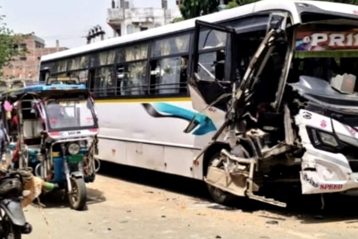 नवादा में केएलएस कॉलेज के पास तेज रफ्तार बालू लोड ट्रैक्टर ने बस में मारी जोरदार टक्कर, बाल-बाल बचे यात्री