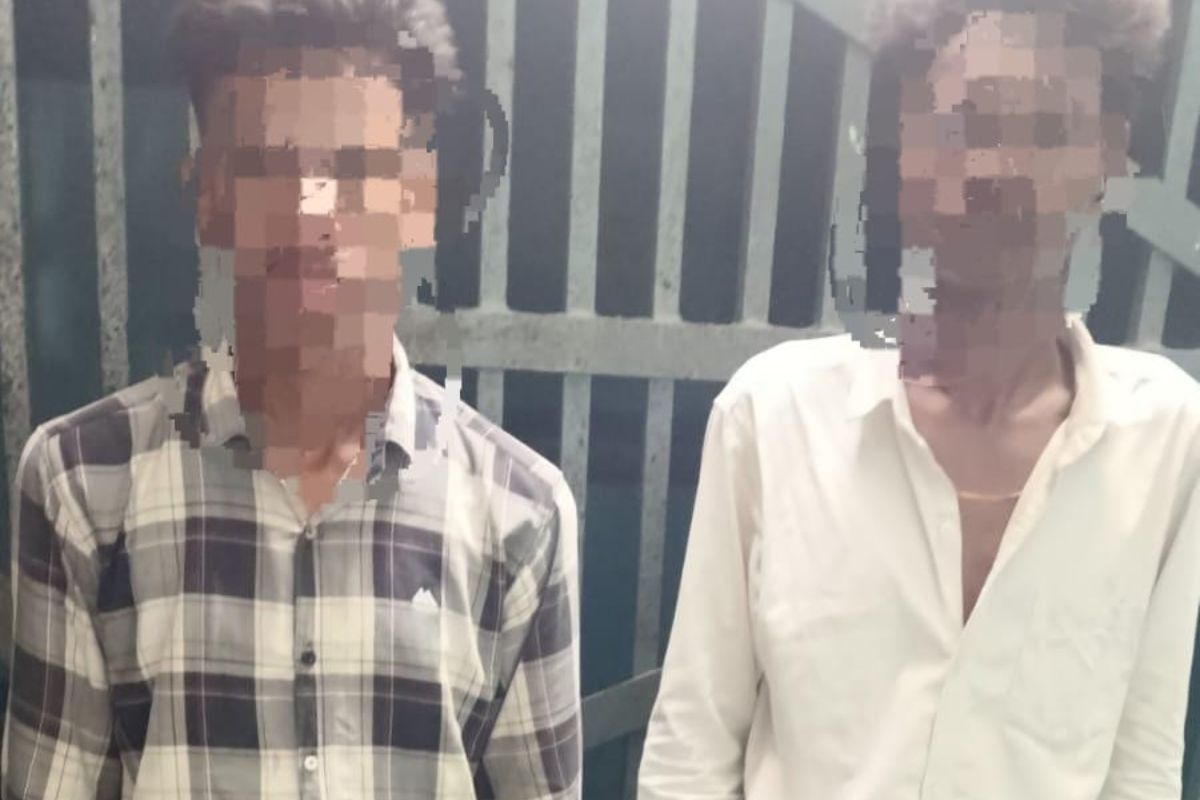 Siwan News : पिस्टल को लेकर सड़क पर छीना-झपटी, दो युवक हथियार के साथ गिरफ्तार
