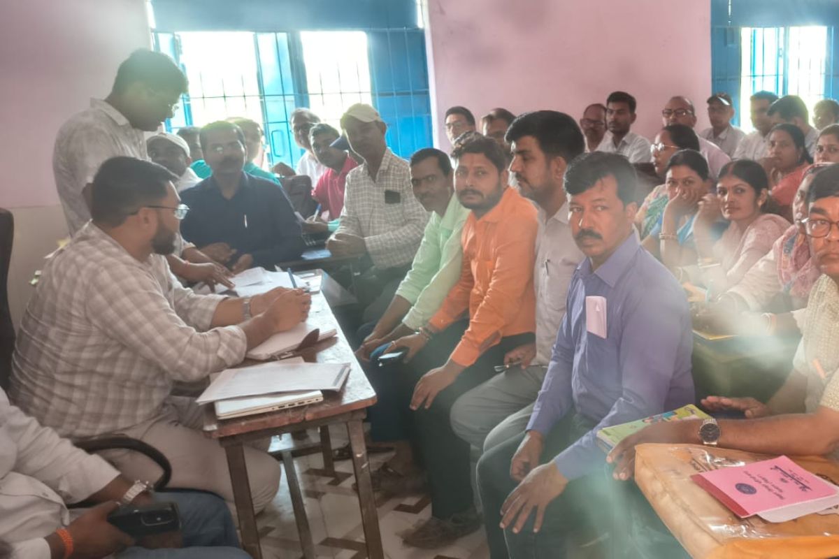 Siwan News : प्राथमिक से माध्यमिक विद्यालयों के एचएम के साथ बीईओ की समीक्षा बैठक